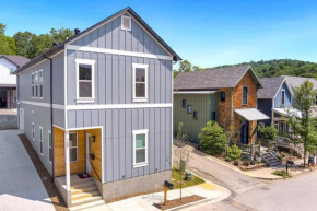 Hog Haus - 1 2 Mile to DT Fayetteville - Sleeps 8